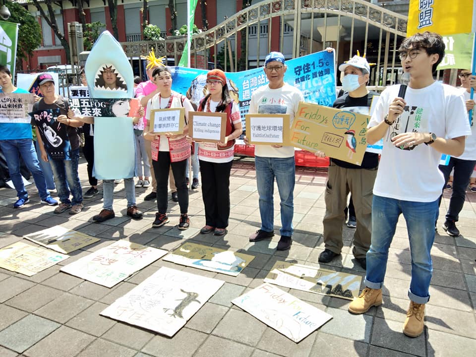 多個環保團體24日下午發起遊行，呼籲重視氣候變遷。（王韋婷攝)