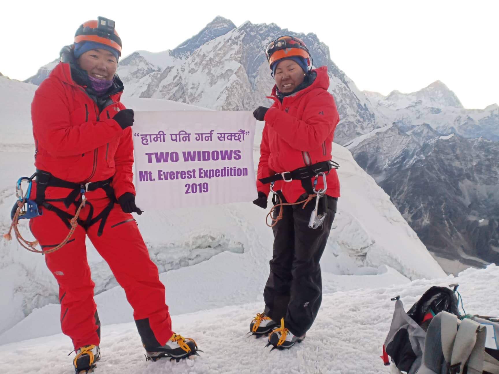 尼泊爾官員表示，2名尼泊爾雪巴族女子，為了激勵所有寡婦同胞，23日征服了世界第一高的聖母峰，登上她們丈夫先前登山的高度。（Facebook）