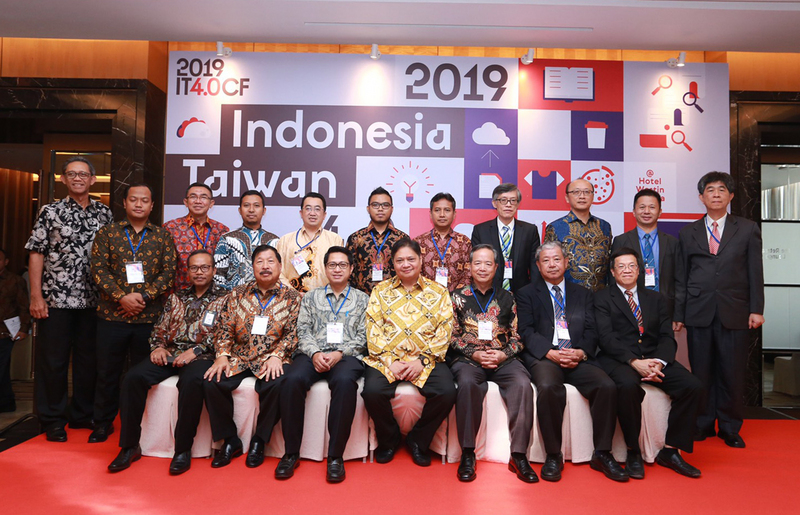 台灣與印尼雙邊智庫21日在雅加達舉辦「2019台印尼工業4.0合作研討會」。印尼工業部長艾爾朗加出席發表演講，歡迎台灣企業投資印尼。（駐印尼代表處提供）