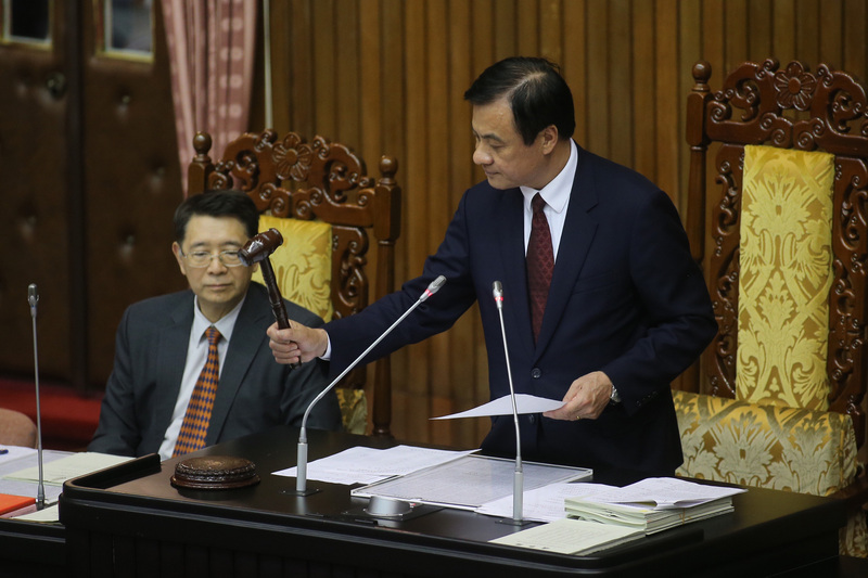 立法院會今天(31日)三讀修正通過「監察法」，明定監委審查彈劾案時，應公開記名表決。彈劾案審查確定前不得對外宣洩，但審查決定確定後應對外公開。（中央社）