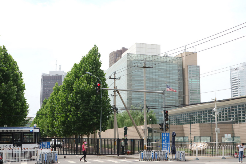 圖為戒備森嚴的美國駐中國大使館。(資料照片/CNA)