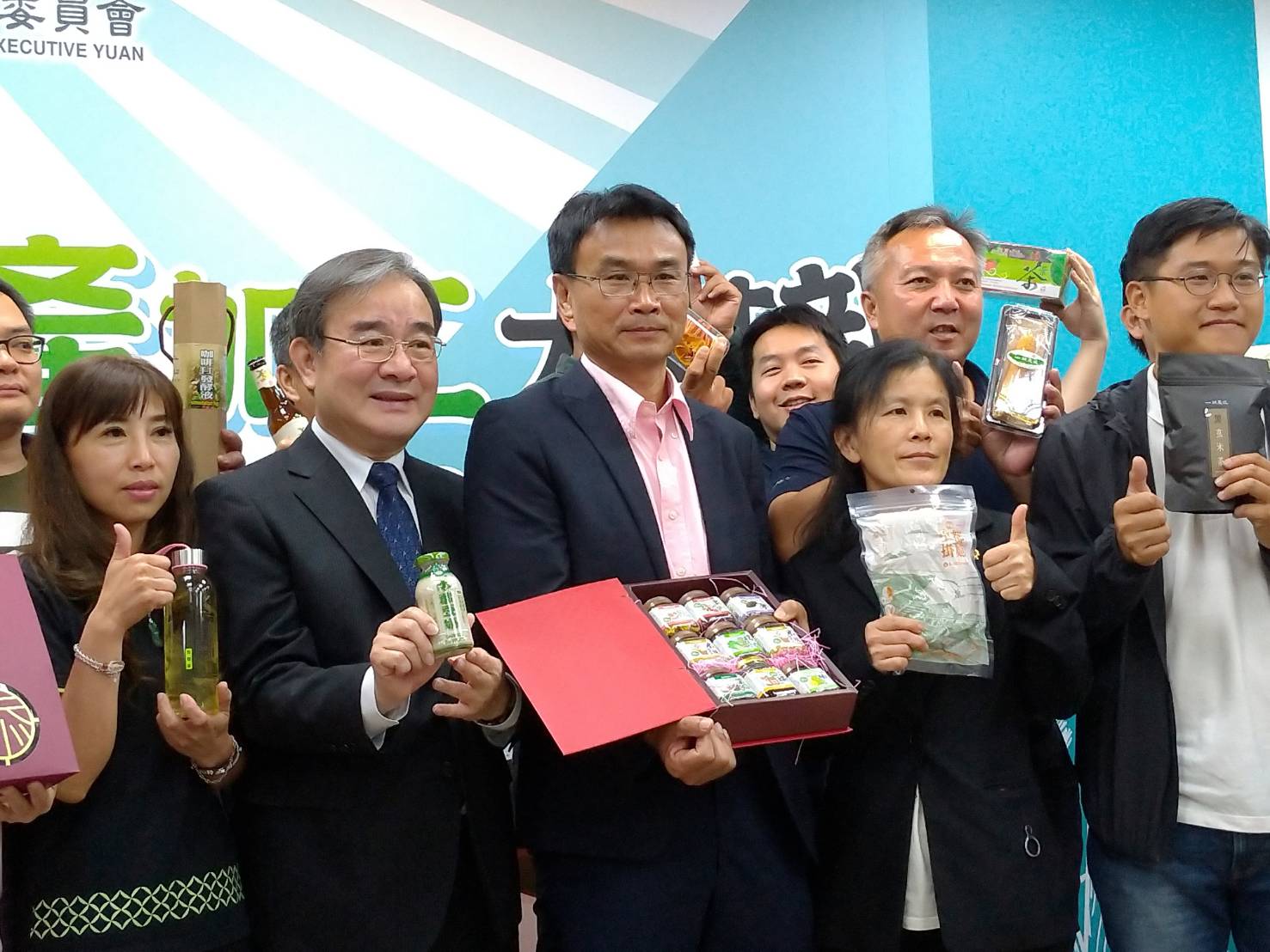 農委會主委陳吉仲24日偕小農舉行記者會，希望立法院盡快三讀修正草案，讓農民可以自行蓋加工場加工農產品。(圖：陳林幸虹 攝)