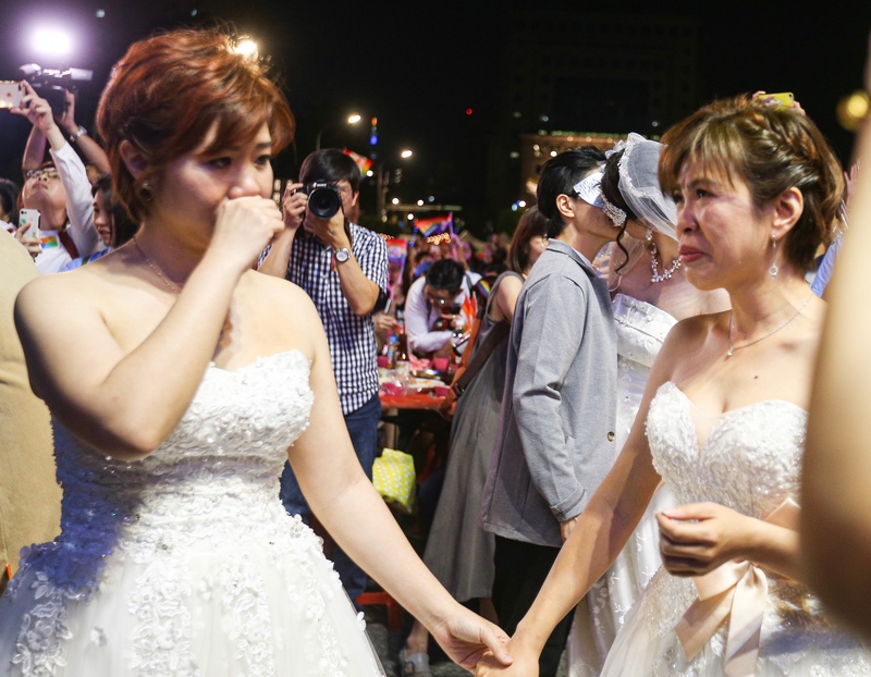 台灣伴侶權益推動聯盟5月在凱達格蘭大道舉辦「同婚宴」，席開逾百桌，邀請眾人同慶台灣婚姻平權朝前邁進一大步，不少在場新人都相當感動。(資料照片/中央社)