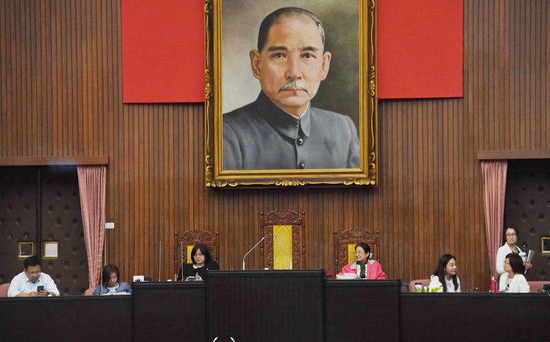 立法院28日排審中選會主委人事案，民進黨籍立委李俊俋（左起）、林靜儀、吳玉琴、陳賴素美、蔣絜安、陳素月及蕭美琴（後右）等人27日搶先進入立法院議場，占據主席台。(圖：中央社)