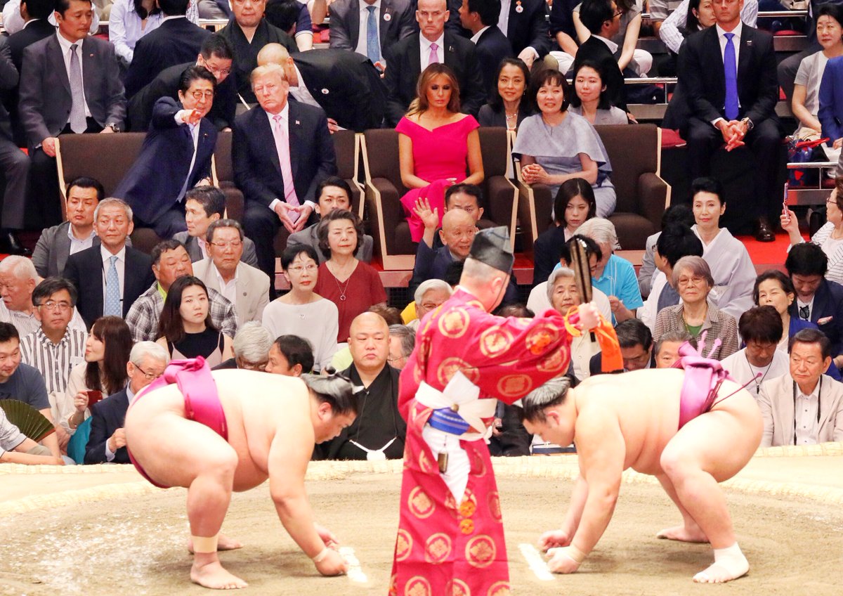 日本首相安倍晉三26日，陪同到日本訪問的美國總統川普，觀賞大相撲比賽。 (圖:日本首相官邸)