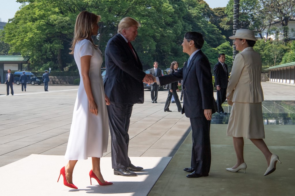 美國總統川普27日上午和日皇德仁、以及皇后雅子會面，成為令和時代第一位到訪東京皇居的外國領袖。(AFP)