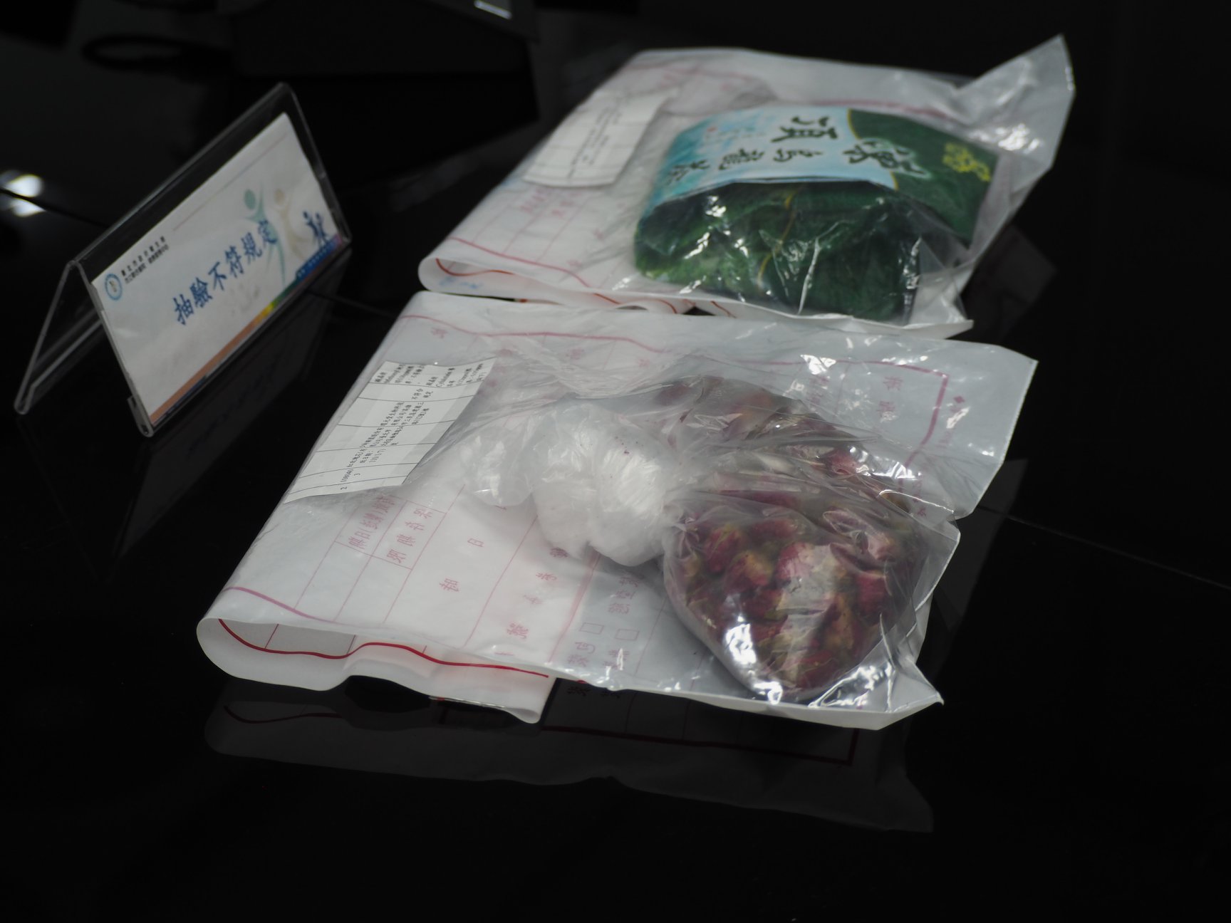 北市府近期查驗農藥超標的烏龍茶與紅玫瑰花茶。(蕭照平攝)