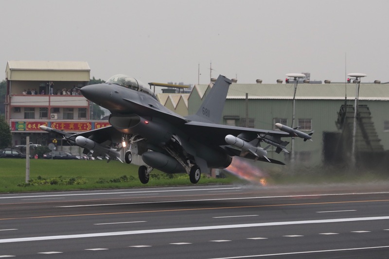 圖為「漢光35號」演習彰化戰備道起降實兵操演，F-16V戰機在戰備道起飛。(資料照片/CNA)