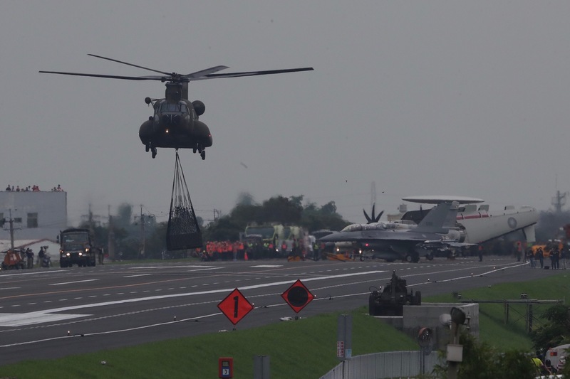 「漢光35號」演習彰化戰備道起降實兵操演，在彰化舉行，CH-47SD直升機支援航材運補。