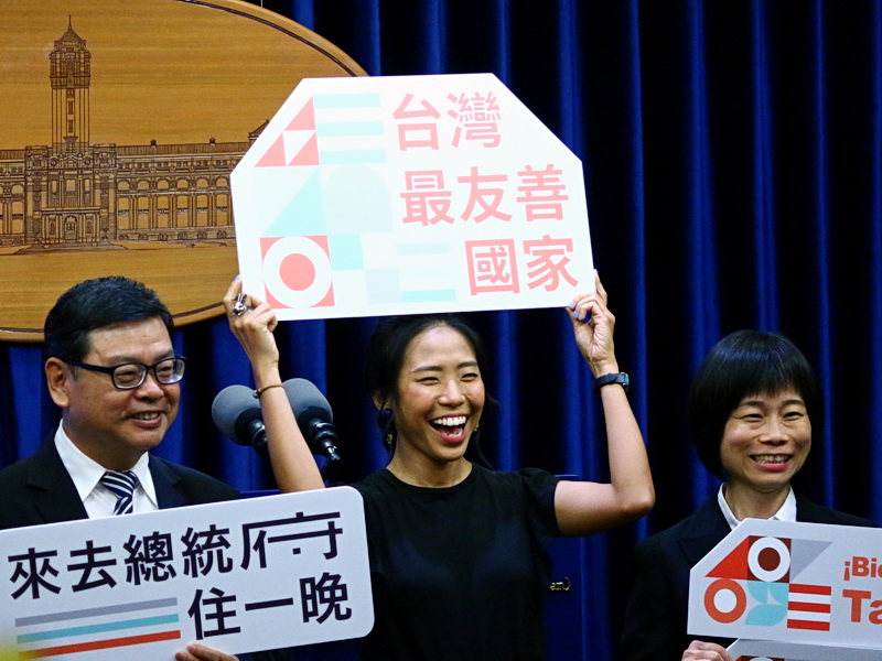 文總推出「來去總統府住一晚」活動，邀請旅遊作家謝昕璇(中)擔任活動宣傳大使。(資料照片/央廣記者王照坤 攝)