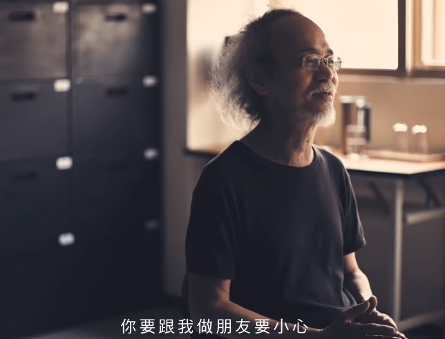 行政院促進轉型正義委員會今天公開9分鐘的紀錄片「不是自己寫的日記」，片中揭露80年代校園監控當事人閱覽當年監控檔案的過程與心得。(圖擷自促轉會臉書)