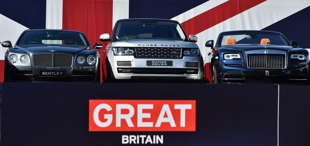 圖為在倫敦展示的幾款英國品牌汽車。(AFP/檔案照片)