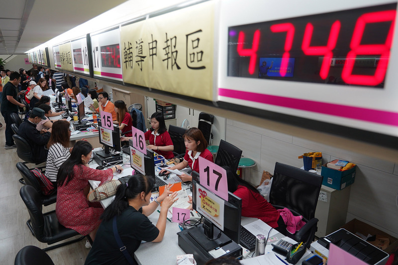 財政部北區國稅局7日表示，綜合所得稅網路申報系統新增「台灣行動身分識別服務」，5月即可無卡申辦所得、扣除額查調及網路報繳稅。(資料照 / 圖:中央社)