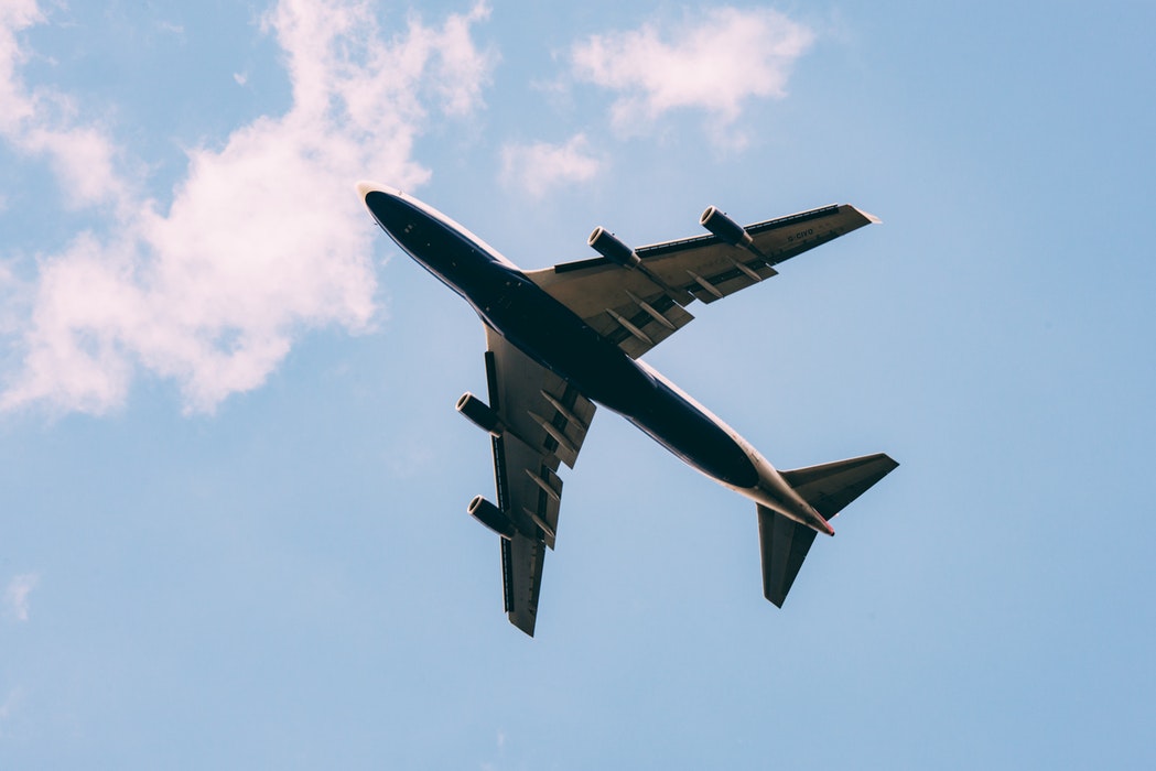美國及歐洲聯盟各大航空公司21日呼籲歐盟及白宮，考慮聯合採行對乘客實施COVID-19檢測的計畫，好讓民眾能恢復搭機來往美國和歐洲。 (圖:Jordan Sanchez／Unsplash)