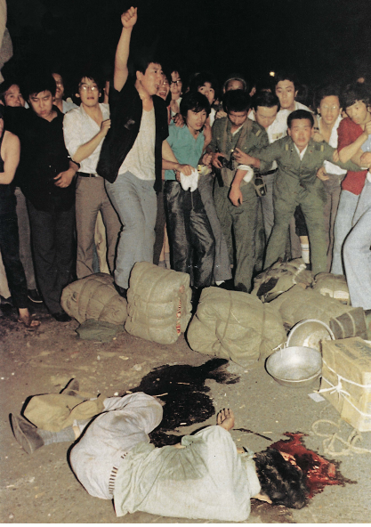 攝影師 Mark Avery 拍攝的一名腦漿迸裂的死難者橫屍街頭。在屠殺後的6月17 日，中共中央軍委委員、中國人民解放軍總政治部主任楊白冰在戒嚴部隊第二次政工會上說：「我要特別講一下開槍的問題。在一夥暴徒瘋狂進行打、砸、 搶、 燒、 殺 的 情況下，部隊忍無可忍，被迫自衛，鳴槍警告，是完全必要的，是正義的、正確的。不這樣做，就不可能迅速平息暴亂，就會造成更大的損失。(《天安門殺戮》編輯組授權)