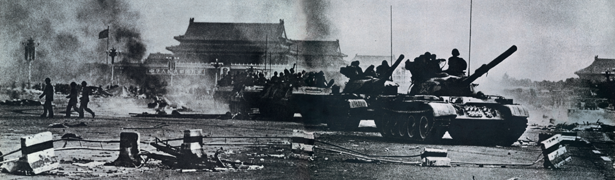 1989 年 6 月 4 日，黎明時分，一隊坦克和裝甲車突破障礙沖進北京天安門廣場。一名中國知識份子後來告訴美國《新聞週刊》說：「我看到兩輛坦克正在急速駛來。它們在天安門廣場的帳篷上輾來輾去，學生仍然在裡面。我親眼看見這些學生被完全碾碎，屍體像紙一樣薄。」(《天安門殺戮》編輯組授權)