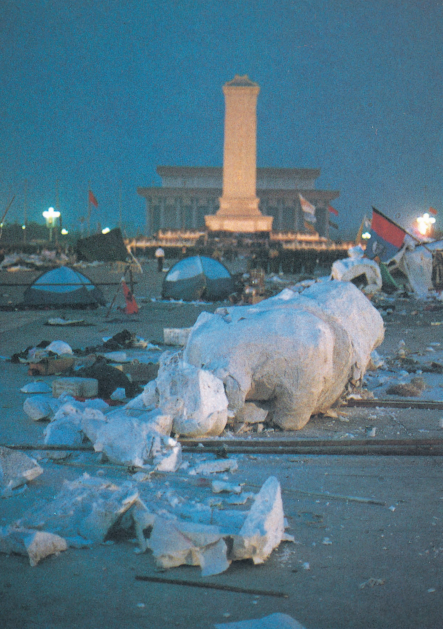 八九學運的精神象徵─民主女神像，在 6 月4 日淩晨被裝甲車撞倒，雕像頭部碾碎，軍人只好砸下高擎的火炬拿去邀功請賞。