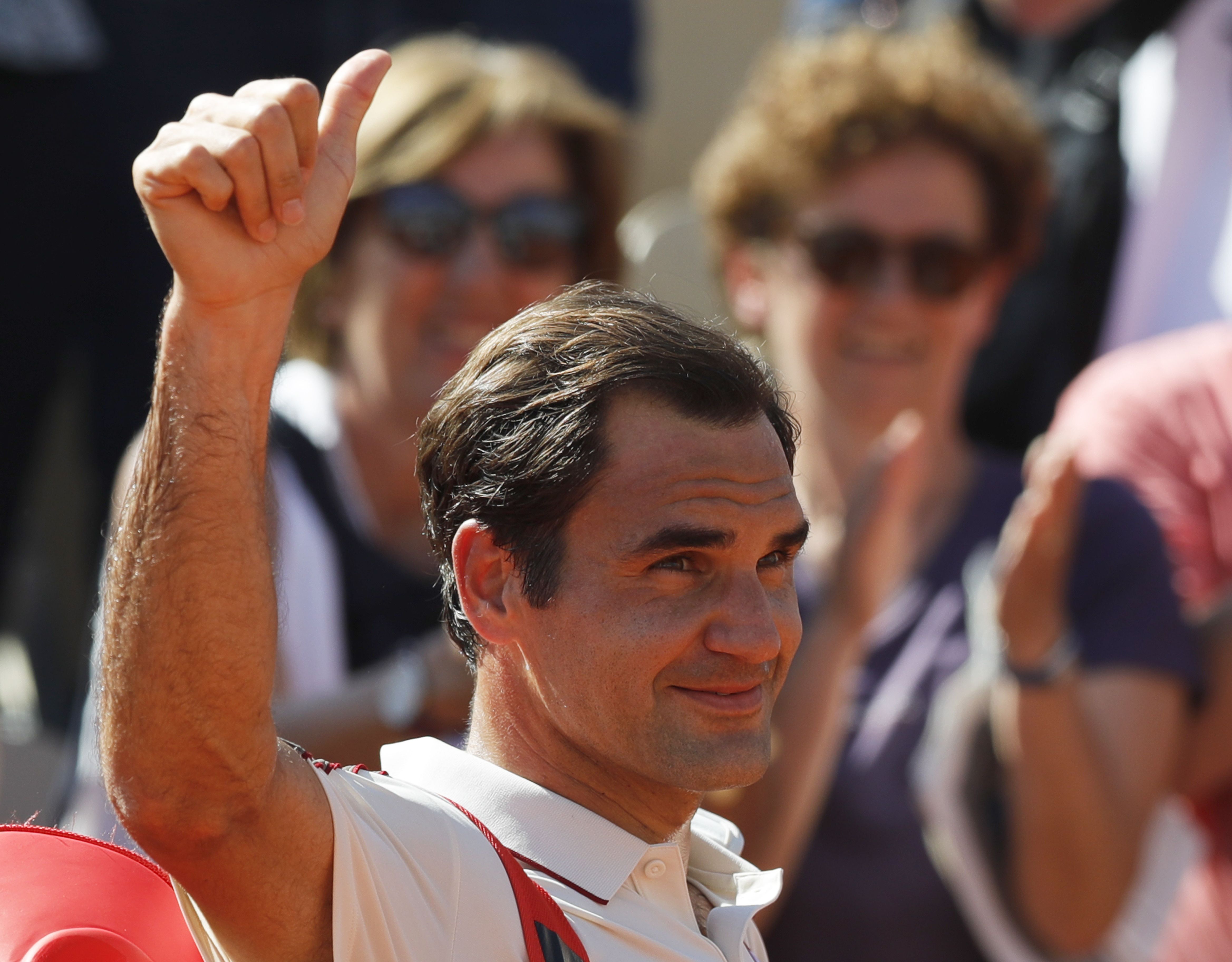 瑞士天王費德瑞(Roger Federer)打進法網第四輪，對自己比個讚。(美聯社/達志影像)