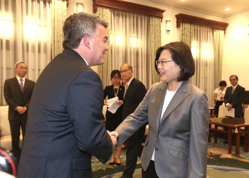 總統蔡英文6月曾在總統府，接見美國聯邦參議院外交委員會亞太小組主席賈德納（Cory Gardner）（前左），兩人握手致意。(圖:中央社資料照片)