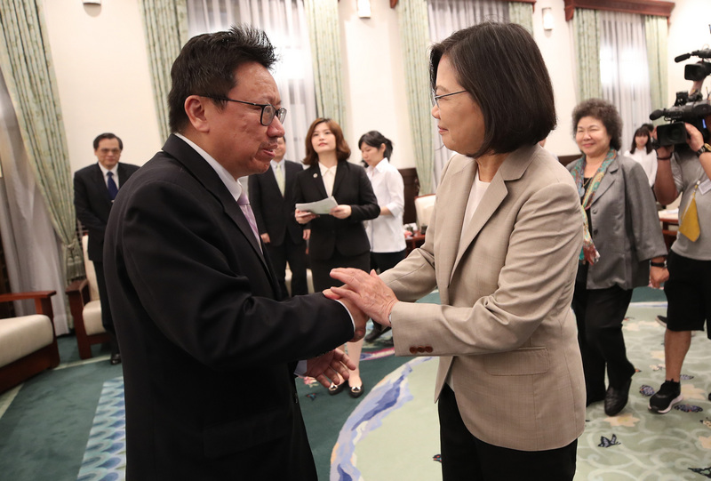 總統蔡英文（前右）3日在總統府接見「海外民運人士認識台灣民主人權」參訪團，與民運人士陳破空（前左）握手致意。(圖：中央社)