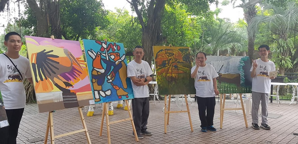 陽明教養院心智障礙者用繪畫，畫書無邊無際夢想(江昭倫攝)