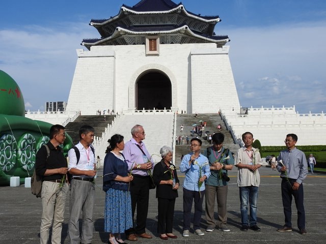 民進黨秘書長羅文嘉與多名海外民運人士今天在自由廣場召開記者會，齊喊「守護民主，勿忘六四」。（劉玉秋 攝）