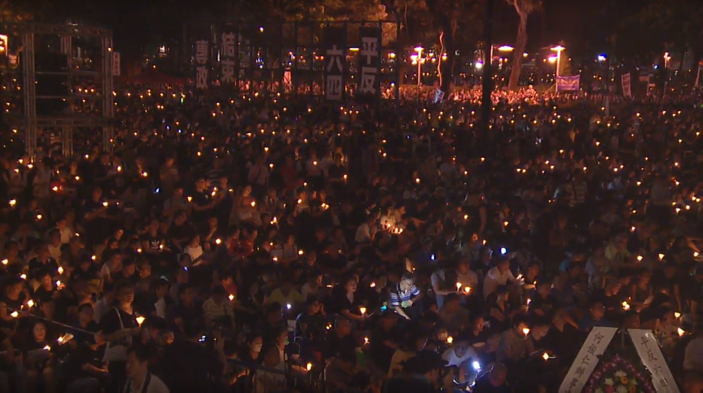 支持「八九民運」而成立的香港市民支援愛國民主運動聯合會4日晚間一如往常，在維多利亞公園舉行悼念「六四」燭光晚會。(圖擷自支聯會直播)