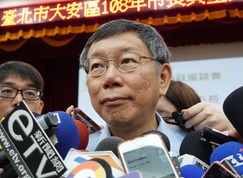 台北市長柯文哲（中）5日上午與大安區里長座談時受訪表示，4日深夜在臉書發文談六四，是台北市政府副發言人柯昱安問他要不要發文，他回家後才寫。(圖:中央社)