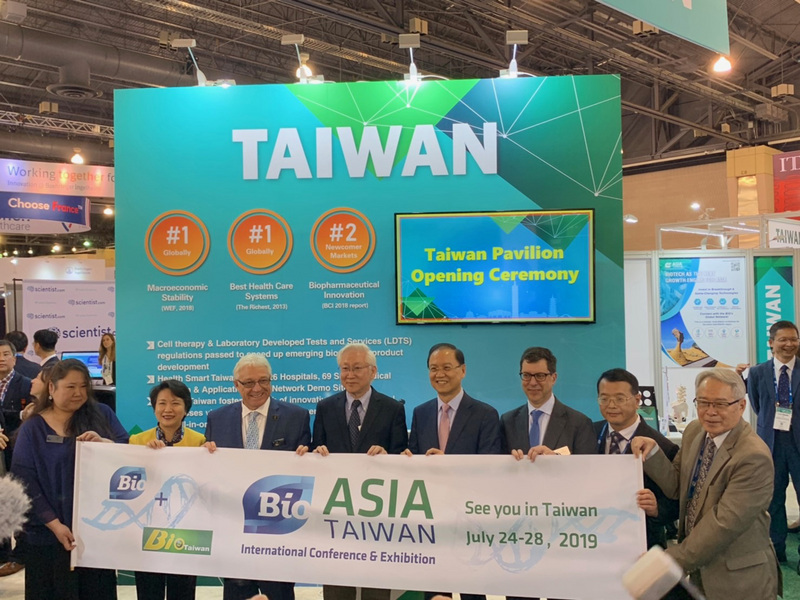 北美生物科技展台灣館開幕，行政院政務委員吳政忠（左4）、駐紐約辦事處長徐儷文（左2）及BIO大會主席葛林伍德（左3）宣傳7月將在台舉辦的亞洲生技大會。（駐紐約辦事處提供）