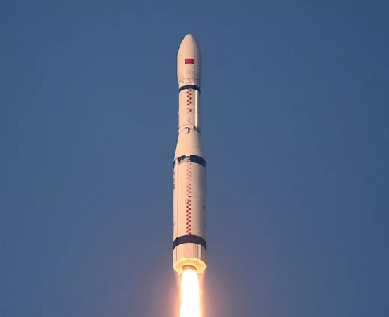 中國今天使用長征11號運載火箭在黃海海域成功完成「一箭七星」發射試驗，是中國首次的海上航太發射。(圖：新浪軍事)