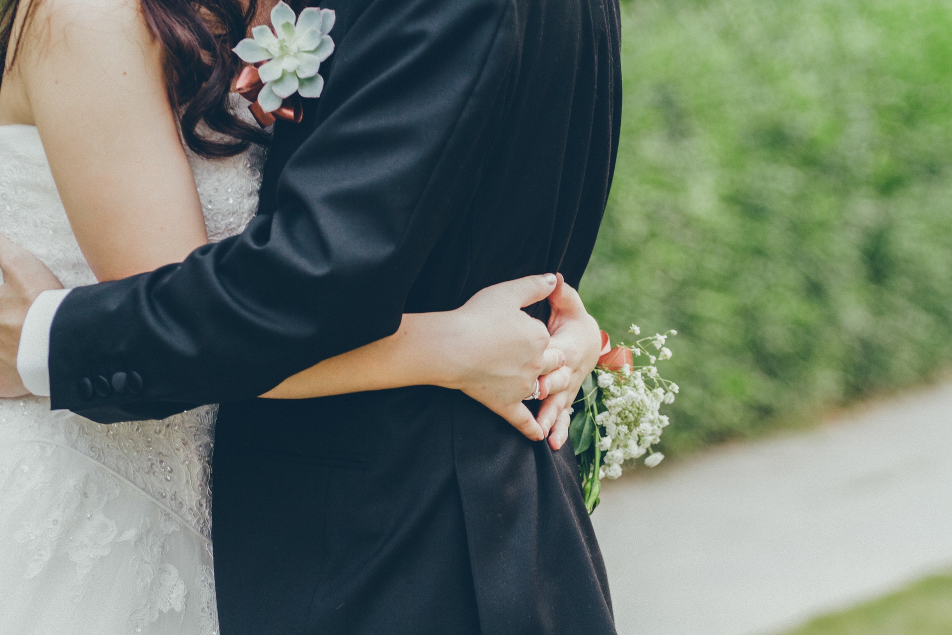 2020年結婚對數共計12萬1702對，較2019年減少1萬2822對，為近10年來新低。（圖：Pexels）