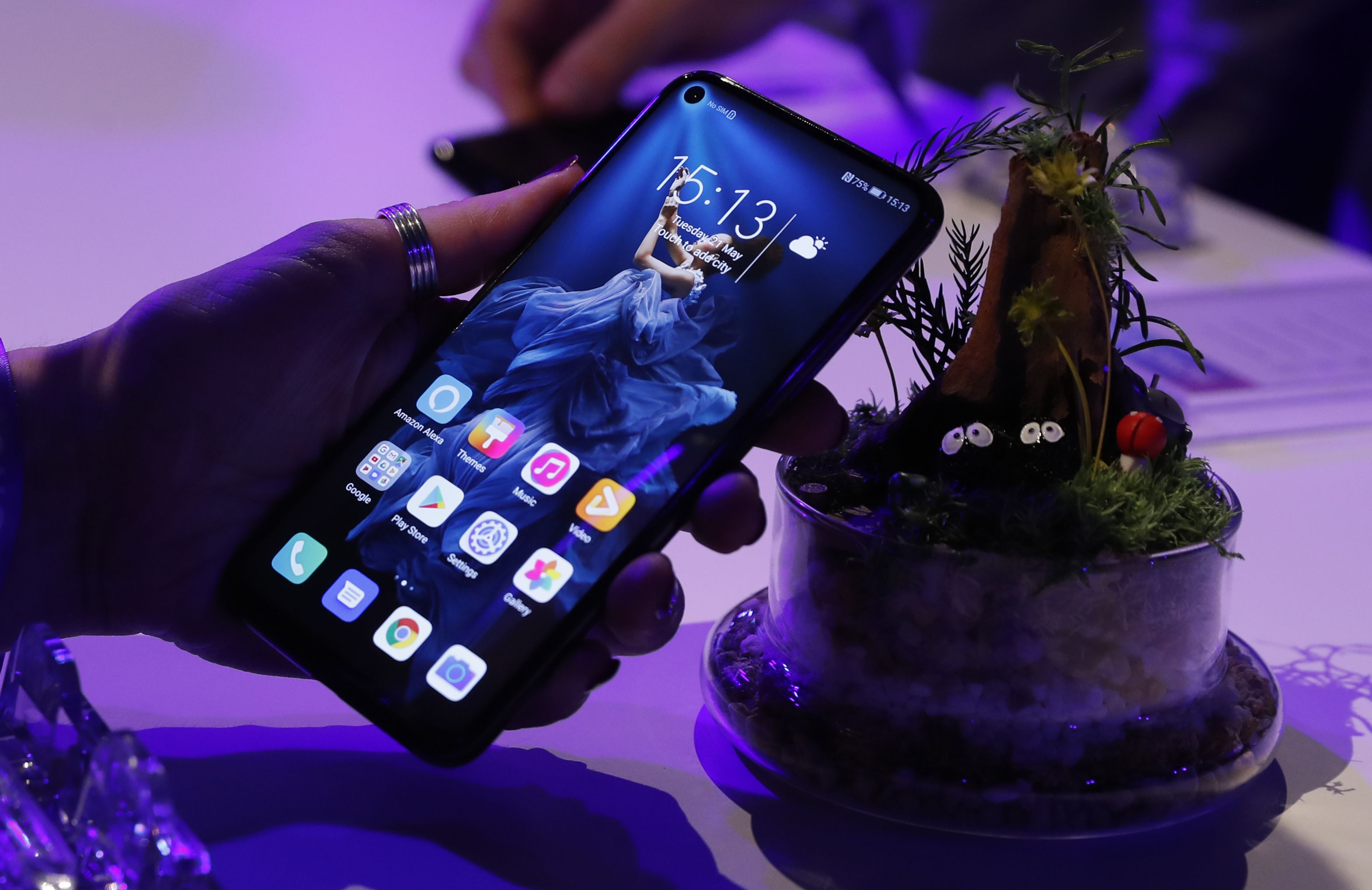 行政院研擬有害國家的科技產品黑名單，曾一度傳出包括華為、海康威視等可能列入名單中。（美聯社/達志影像）