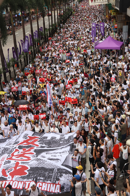 圖為香港泛民團體民陣6月9日發起「反送中」遊行，大批市民參加。(資料照片/中央社)
