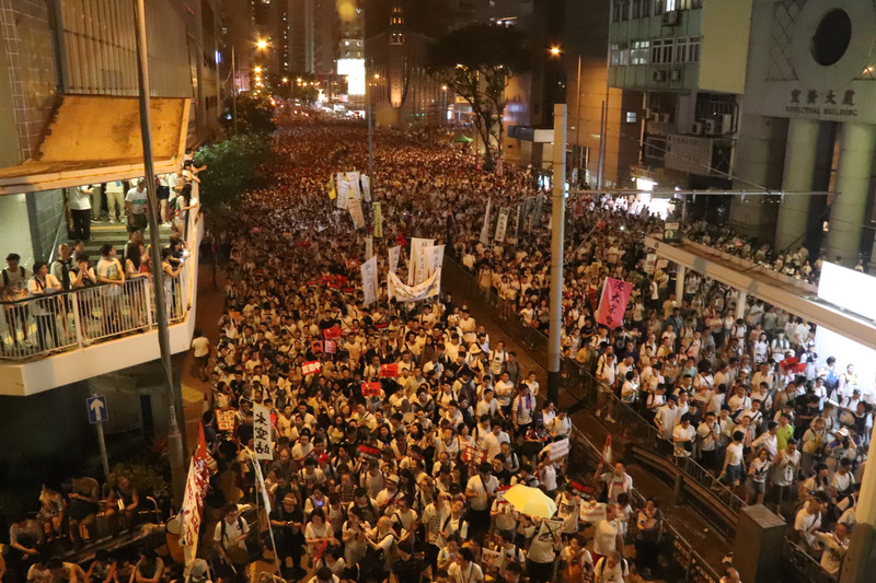 今年是香港反送中運動二週年。回顧2019年香港泛民6月9日發起遊行，是2003年「七一」遊行後另一次龐大示威活動，圖為示威者晚上從灣仔進入金鐘一帶情況。
