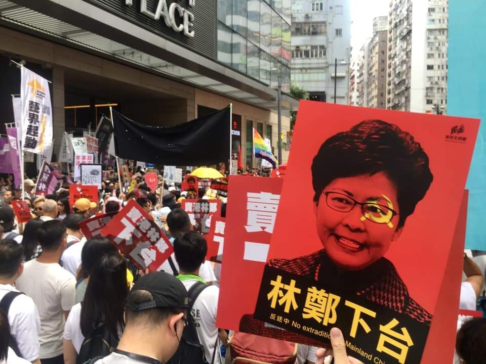 香港民眾今天上街反對修訂逃犯條例，這場「反送中」遊行也引起歐洲關注。(RTI)
