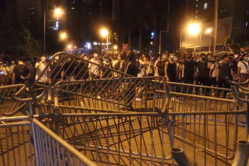 香港官員10日指出，過去幾個月有超過1,700個公共道路設施在「反送中」示威中被毀。（資料照 / 中央社）