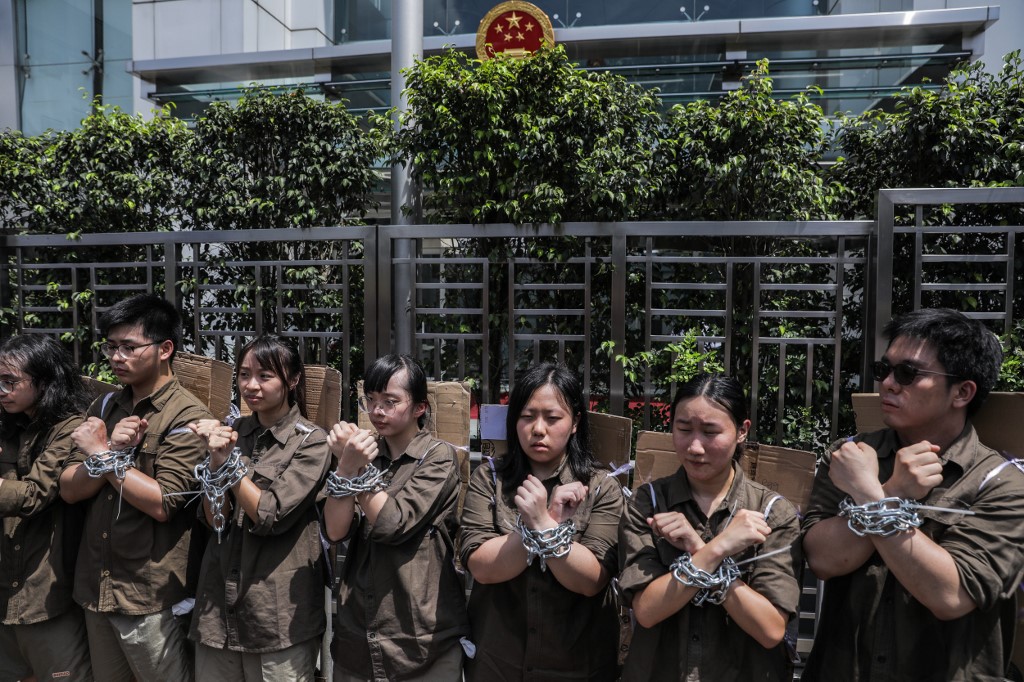 香港民眾9日上街參加「反送中」遊行。 (AFP)