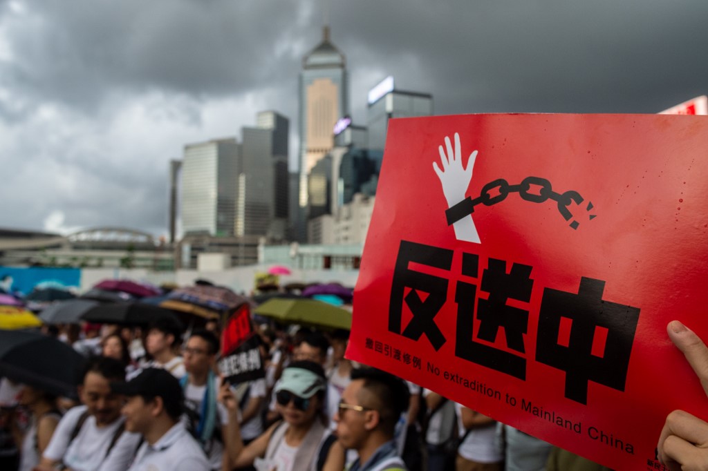 香港自2019年「反送中」後，港府有系統地篡改歷史與人民記憶，企圖以煤氣燈操縱法治港。圖為香港民眾當年參與「反送中」遊行。(資料照/AFP)