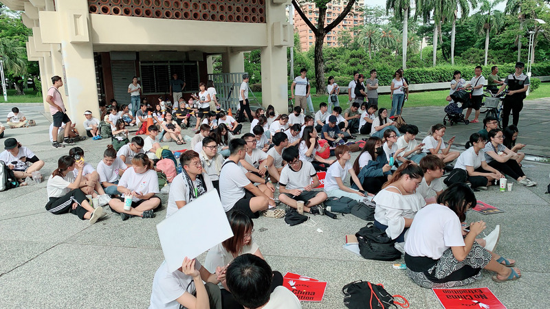 在高雄的香港學生反對修訂「逃犯條例」集會與香港同步，12日一早就到高雄文化中心廣場集會靜坐。（民眾提供）