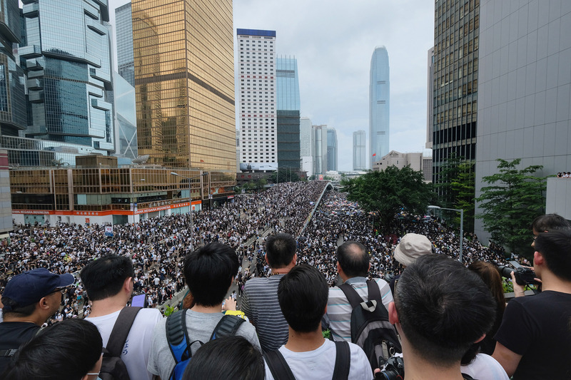 2019年6月12日是「送中」惡法的二讀投票的日子，當日有數萬人包圍立法會並占領主要幹道，金鐘地區塞滿抗議人潮。(圖：中央社資料照片)