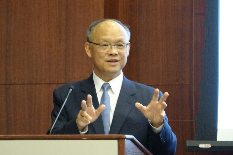 行政院政務委員鄧振中28日指出，台灣現在只是遵守過去政府沒有遵守的承諾，未來洽簽協定還有段路要走，但可以樂觀看待。(圖：行政院)