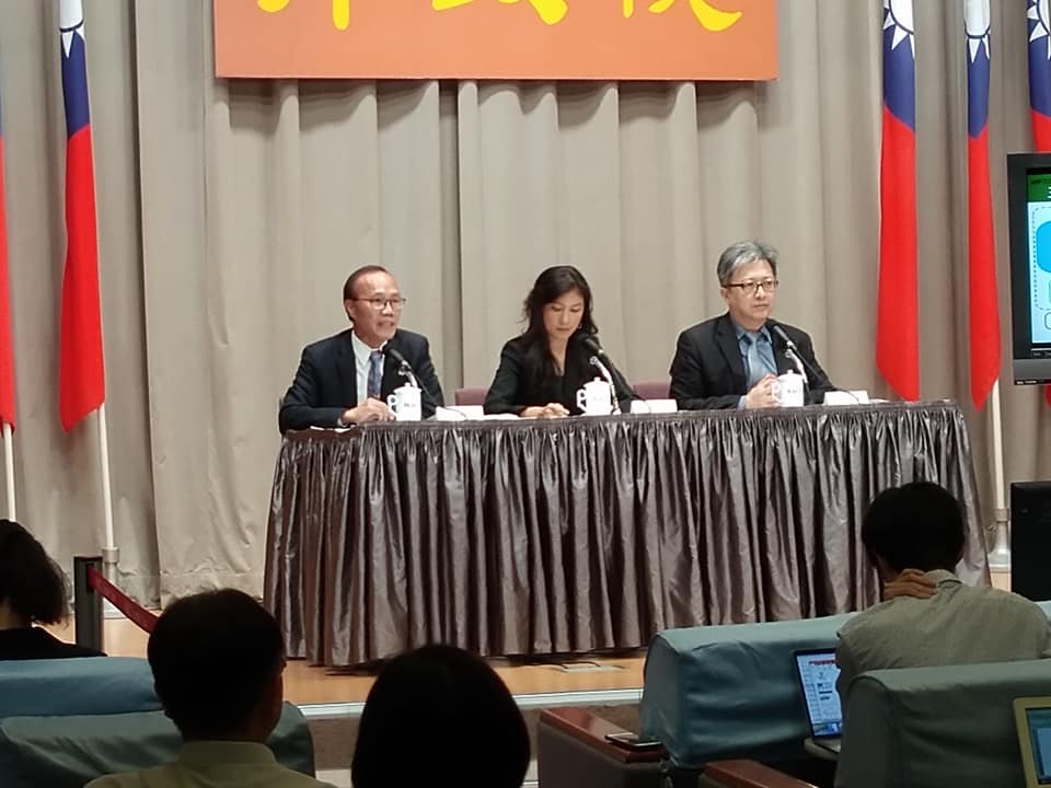 行政院發言人Kolas Yotaka（中）13日主持行政院會後記者會，行政院科技會報辦公室執行秘書蔡志宏（右）、農委會副主委陳添壽（左）出席。。(王韋婷攝)