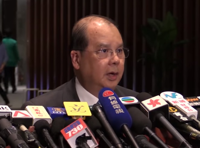 香港政務司司長張建宗15日說，在示威活動中被捕的公務員會被即時停職。(圖擷自YouTube)