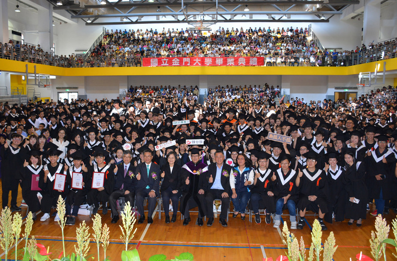 國立金門大學15日舉行107學年度畢業典禮，總統蔡英文（前左8）出席，受青年學子歡迎。(圖：中央社)