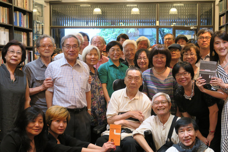 「文壇拓荒者」尉天驄（坐輪椅者）17日過世，享壽84歲。今年6月，尉天驄將早期短篇小說重新出版，並在台北舉行發表會，文壇人士黃春明（2排左2）、陳芳明（2排左3）等人也到場支持。(資料照片/中央社)