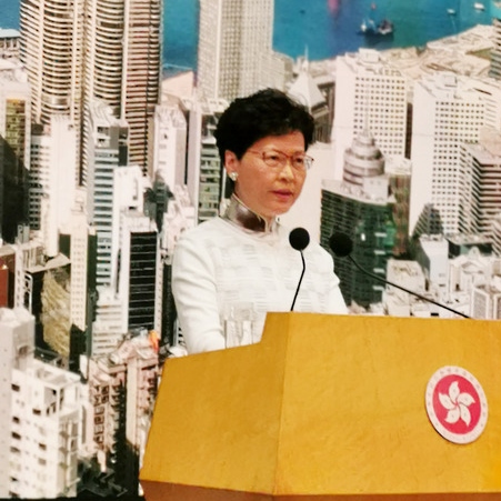 香港行政長官林鄭月娥15日下午在政府總部召開記者會並宣布，港府決定暫緩修訂逃犯條例。(圖：中央社)