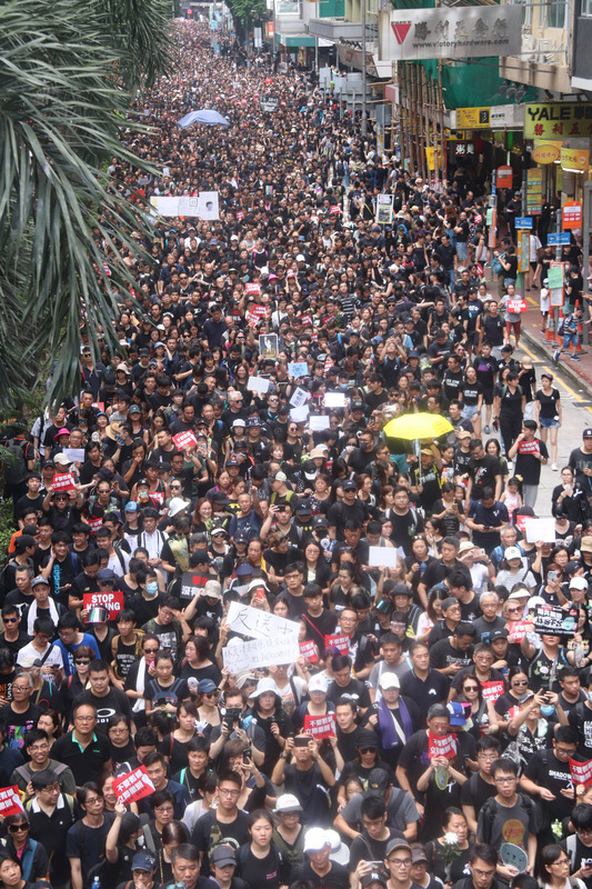 香港反送中大遊行16日再次登場，主辦單位估計人數有200萬人。圖為灣仔的人潮。