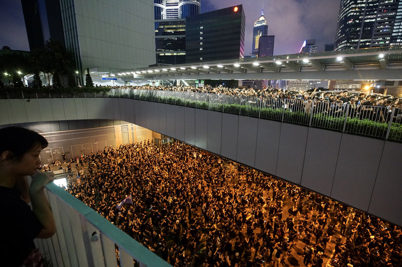 大批香港民眾上街要求香港政府撤回修訂逃犯條例。（圖：中央社）