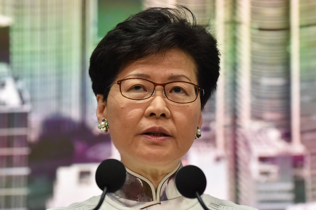 香港行政長官林鄭月娥(Carrie Lam)15日下午在政府總部召開記者會並宣布，港府決定暫緩修訂逃犯條例。(AFP)