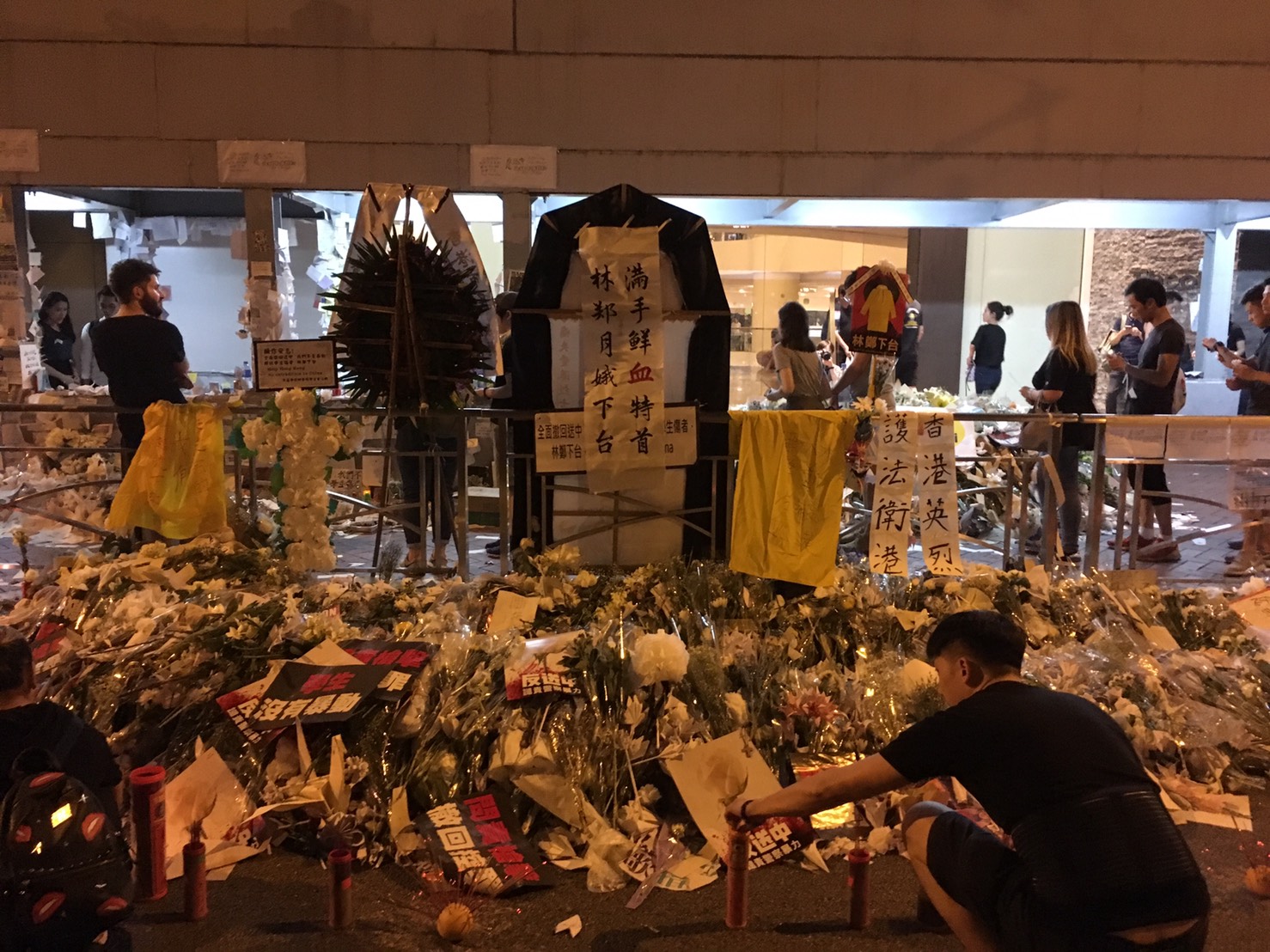 香港泛民主派團體民間人權陣線16日再次發起反修訂逃犯條例大遊行，大批民眾身穿黑衣走上街頭表訴求。(鄭翔云攝)
